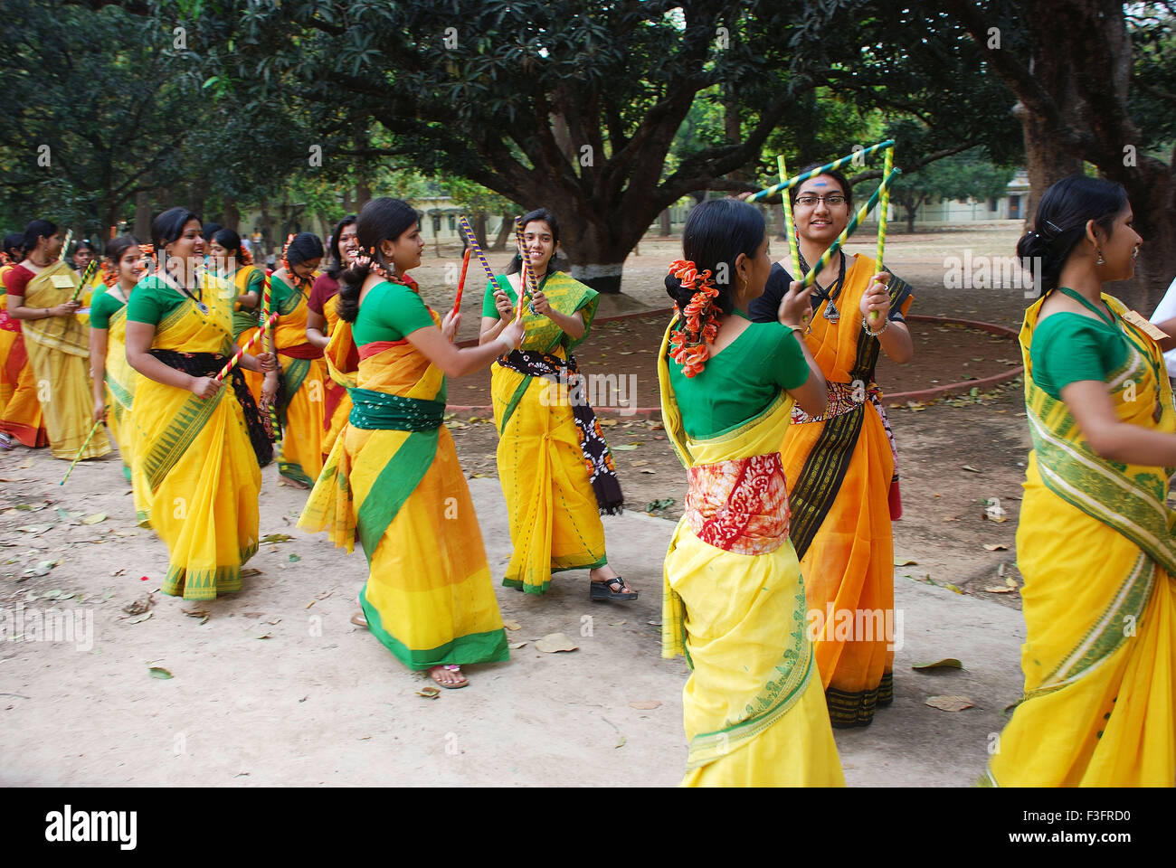 La gente celebra Holi festival presso Shantinekatan ; Calcutta ; Bengala Occidentale ; India Foto Stock