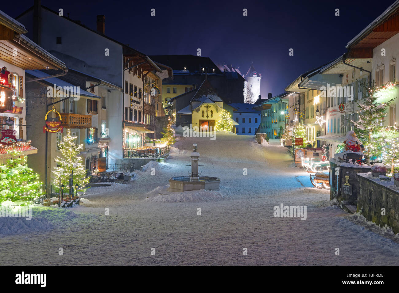 Vista notturna della città medievale di Gruyeres, distretto di Gruyere, cantone di Friburgo, Svizzera Foto Stock