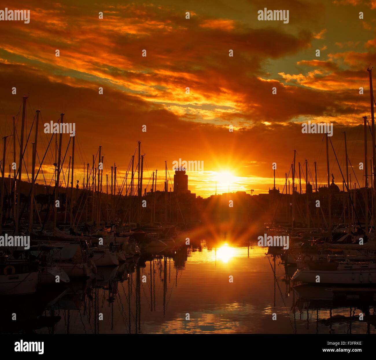 Yacht & barche in un porto sul tramonto. Foto Stock