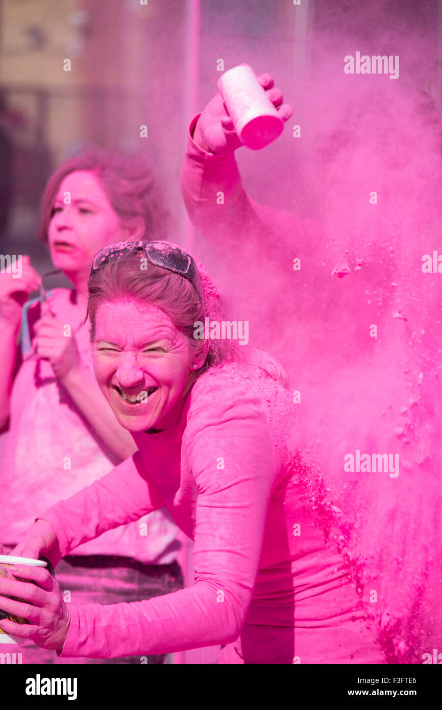 Il colore della fun run in Derry in aiuto dei bambini in Crossfire Foto Stock