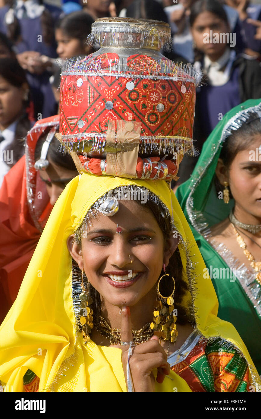 Ragazza indossando il costume tradizionale pronto per il giorno della Repubblica ; India Foto Stock