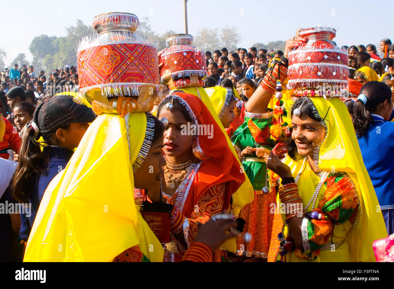 Le ragazze in tradizionale indossando pronto per il giorno della Repubblica ; India Foto Stock