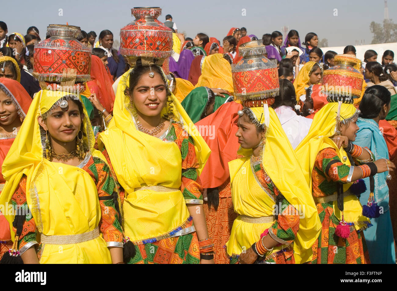 Ragazza in tradizionale indossando pronto per il giorno della Repubblica ; India Foto Stock