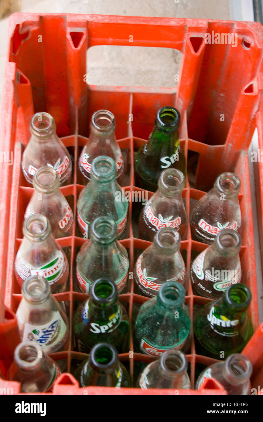 Bottiglie di vetro per bevande analcoliche vuote ; Limca ; Fanta ; Sprite ; Maaza ; Coca Cola ; Coca Cola ; India ; Asia Foto Stock