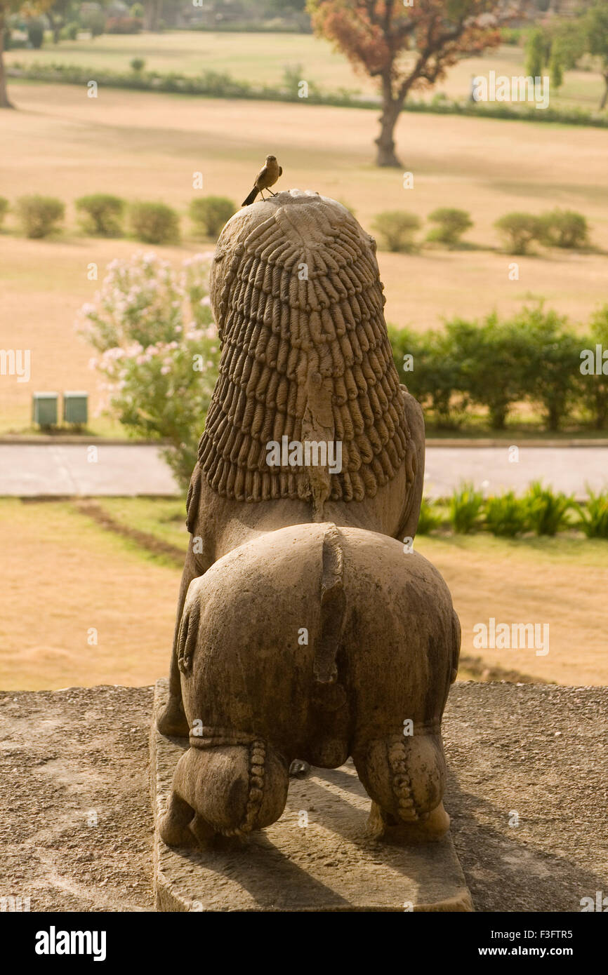 Mitico bestia lato posteriore di Lion in Jagdambi tempio di Khajuraho ; Madhya Pradesh ; India Foto Stock