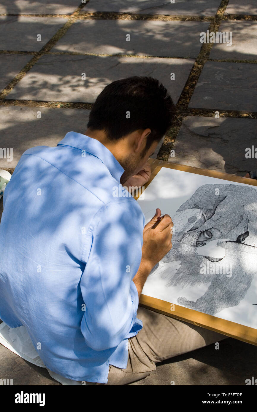 Artista rendendo il disegno a penna e inchiostro nero ; India Foto Stock