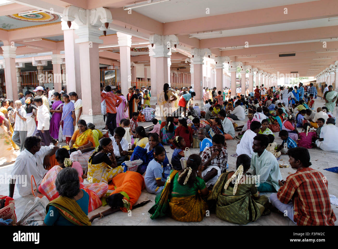 I devoti in appoggio sulla sommità della collina Palani ; Tamil Nadu ; India Foto Stock
