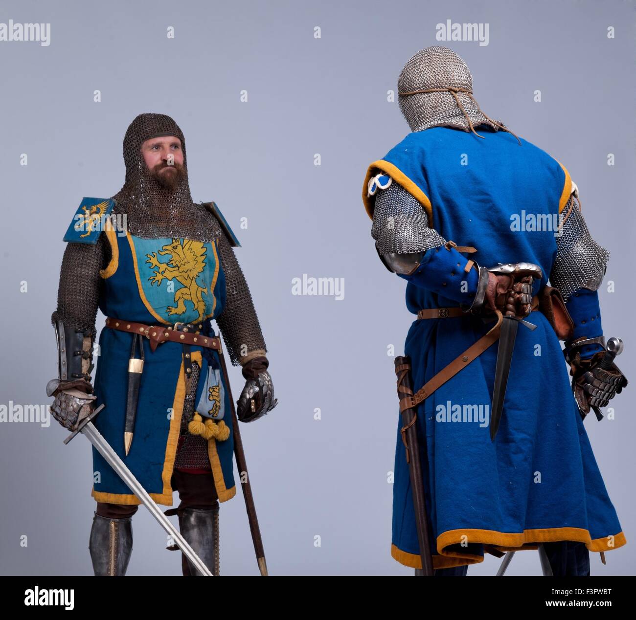 Due cavalieri medievali preparando a combattere. Foto Stock