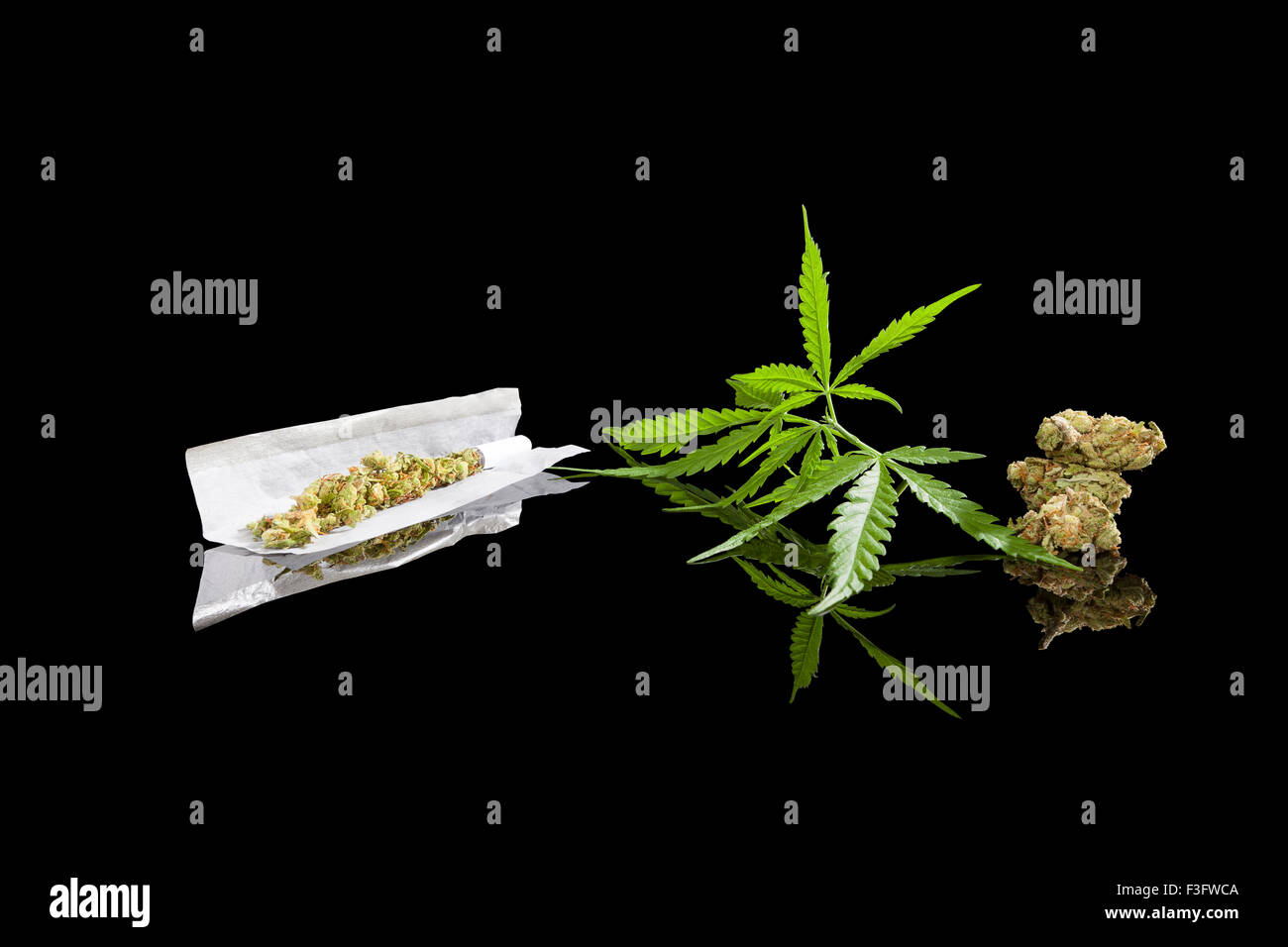 Sfondo di marijuana. La Cannabis sigaretta giunto, Bud e la canapa lascia isolati su sfondo nero. Farmaco dipendenza o alternativo Foto Stock