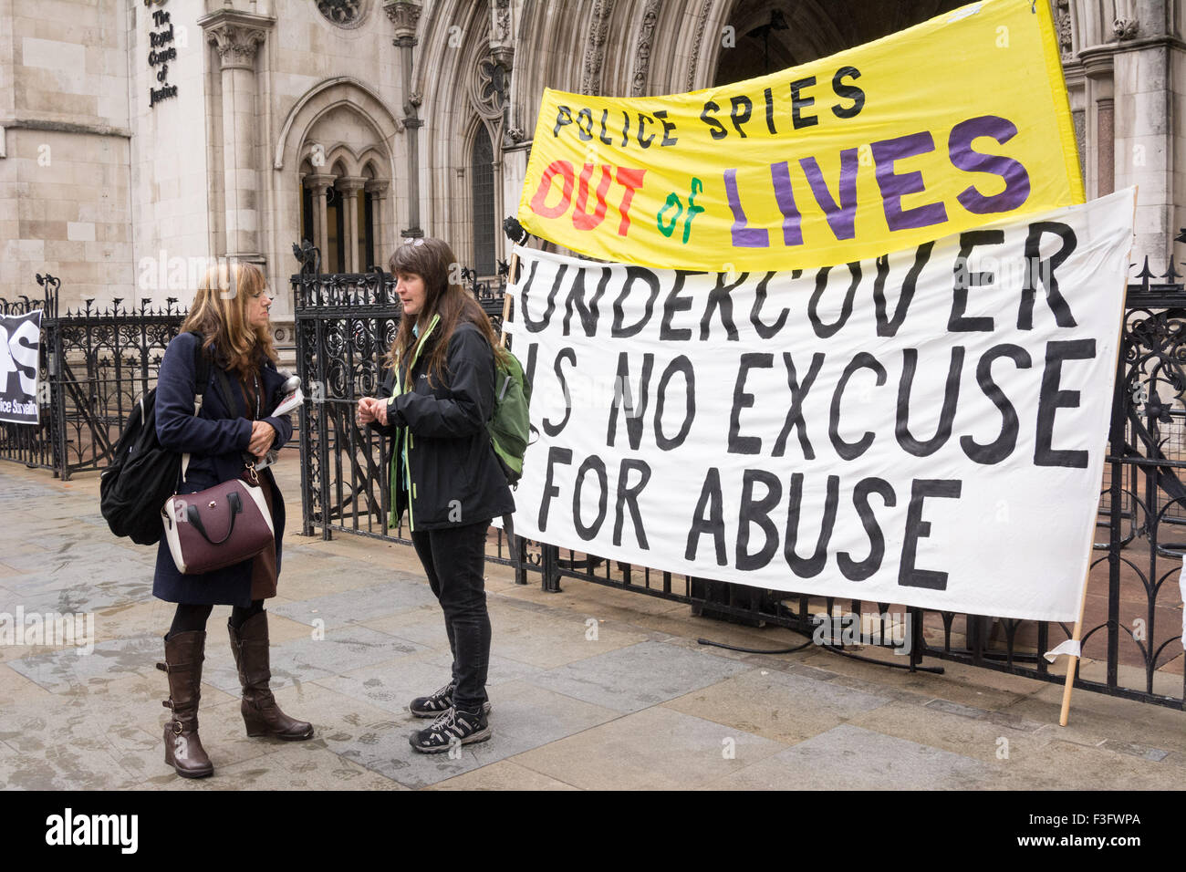 Royal Courts of Justice di Londra, Regno Unito. Il 7 ottobre 2015. Helen Steel, (centro), una donna che inconsapevolmente ha avuto una relazione con un poliziotto undercover sorge fuori la Royal Courts of Justice prima di andare all'interno per la Pitchford inchiesta pubblica. L'indagine esaminerà la polizia infiltrazione di politici e di giustizia sociale gruppi in Inghilterra e nel Galles dal 1968. Secondo la presidente Signore giustizia Pitchford il procedimento a Londra " sarà la prima volta che la polizia in incognito è stato esposto per il rigore di un pubblico esame'. Credito: Patricia Phillips/Alamy Live News Foto Stock