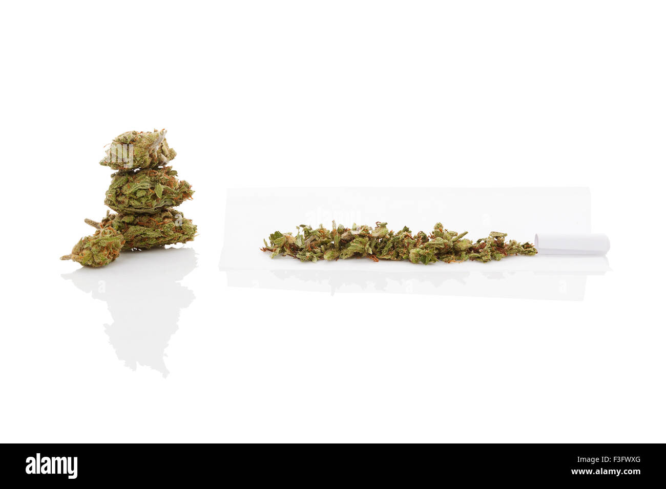 Fumare marijuana. Abuso di cannabis. La marijuana bud e laminati giunto isolato su sfondo bianco. Foto Stock