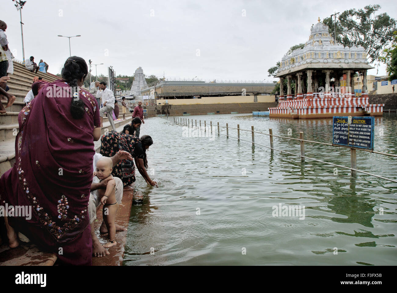 I devoti la balneazione sacro serbatoio (Pushkarini) a Tirumalai ; Tirupati ; Andhra Pradesh ; India Foto Stock
