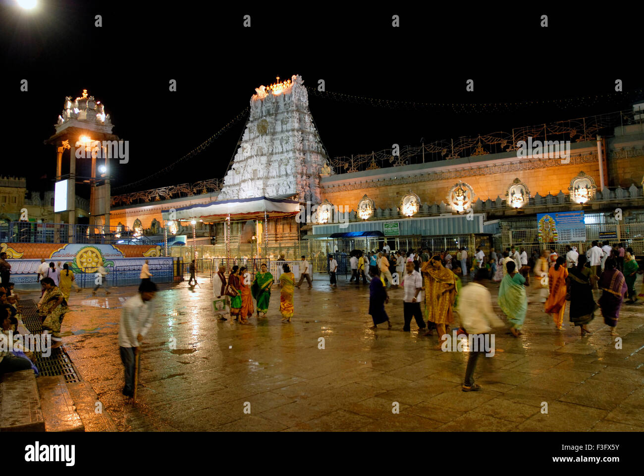 Signore illuminato Tempio Venkateshvara Balaji Tirumala Tirupati Andhra Pradesh in India Foto Stock