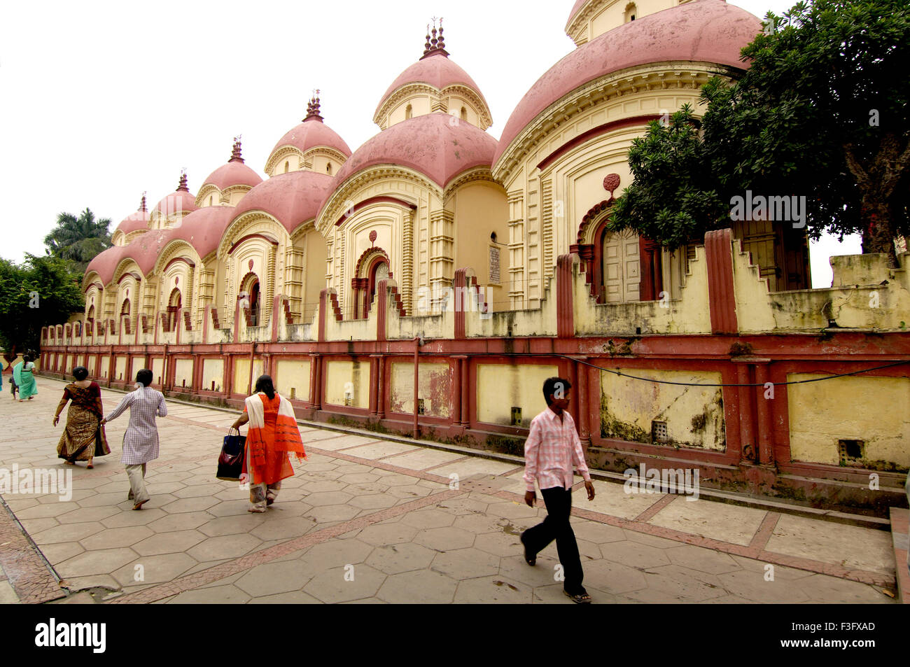 Pellegrini a Dakshineshwar Kali tempio classico capanna bengali dodici templi di Shiva Calcutta Kolkata West Bengal India Foto Stock