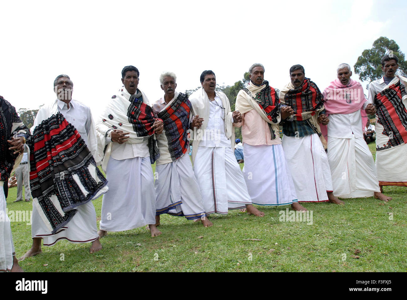 Toda gli uomini hanno cantato e ballato in un cerchio durante Toda matrimonio ; Nilgiris ; Tamil Nadu ; India Foto Stock