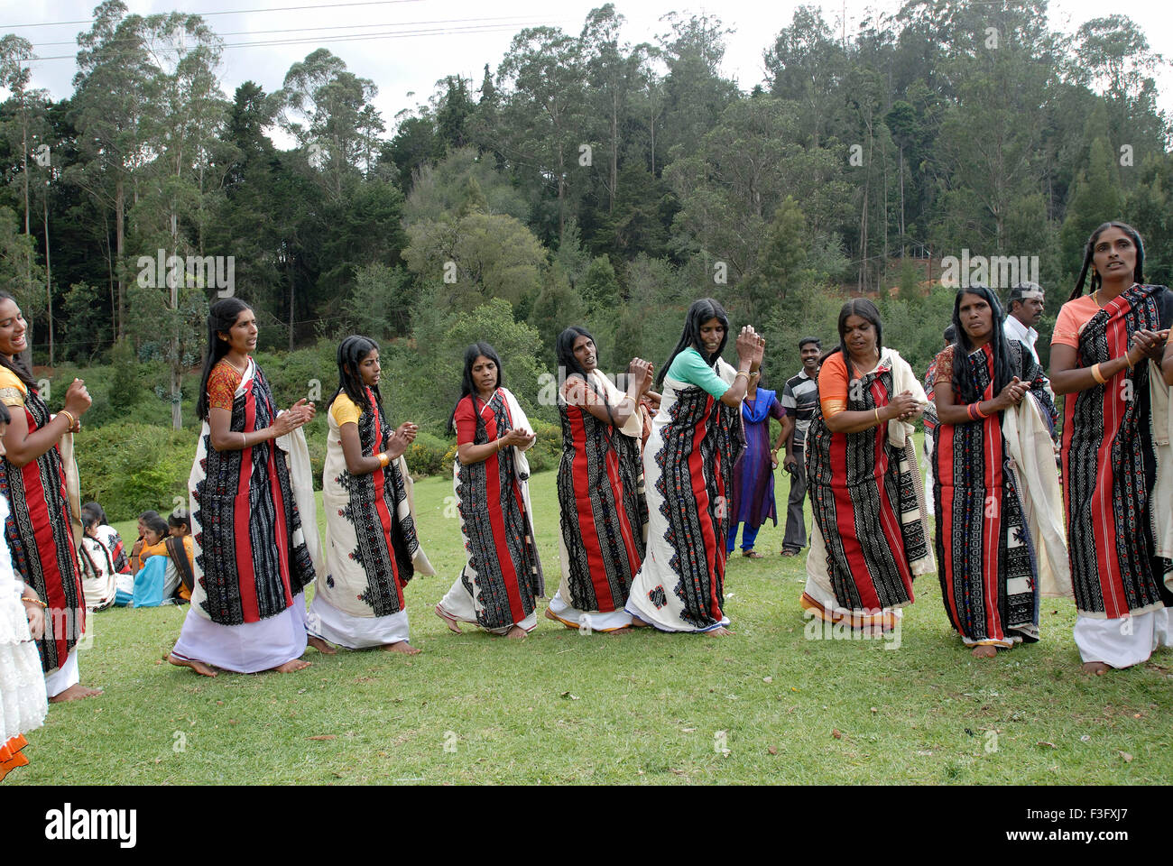 Toda le donne hanno cantato e ballato in un cerchio durante Toda matrimonio ; Nilgiris ; Tamil Nadu ; India Foto Stock