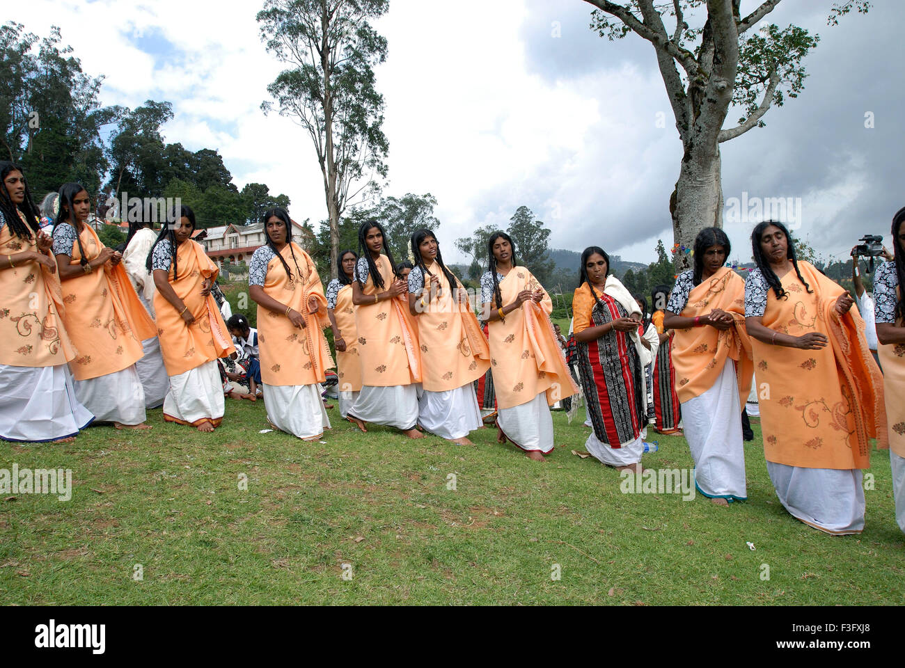 Toda le donne hanno cantato e ballato in un cerchio durante Toda matrimonio ; Nilgiris ; Tamil Nadu ; India Foto Stock