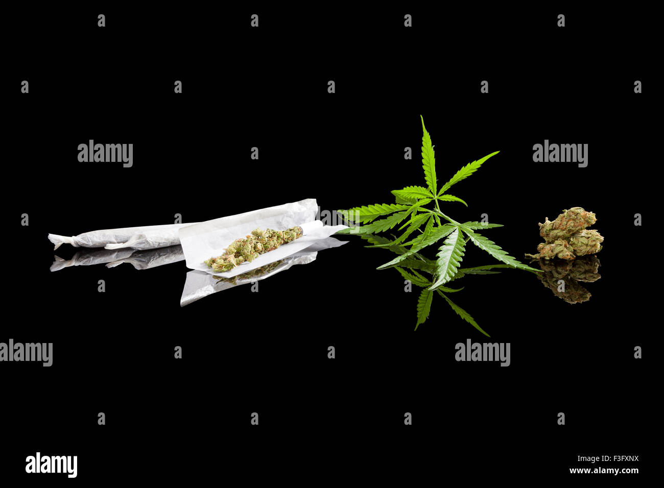Sfondo di marijuana. La Cannabis sigaretta giunto, Bud e la canapa lascia isolati su sfondo nero. Farmaco dipendenza o alternativo Foto Stock