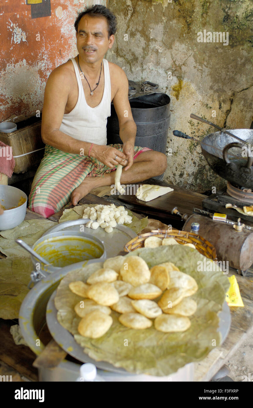 La vita della città ; l' uomo preparare puri ; Calcutta ora Kolkata ; Bengala Occidentale ; India Foto Stock