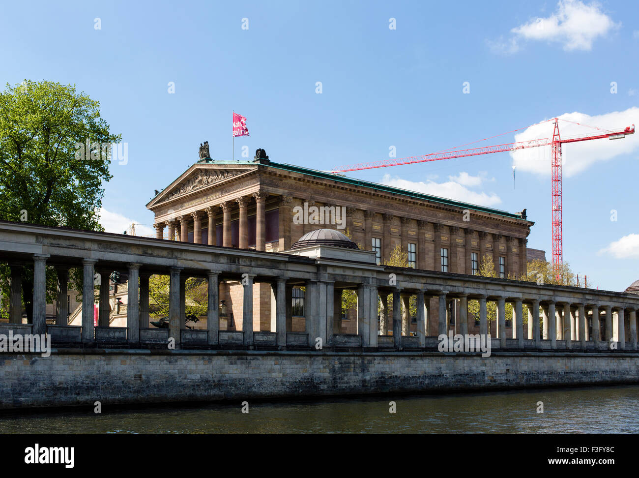La Alte Nationalgalerie sull isola dei musei come si vede dal Fiume Sprea a Berlino. Foto Stock