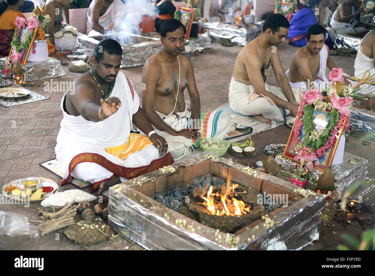 Preghiere Pooja e Havan eseguita dal Sud sacerdote indiano nel gruppo India Foto Stock
