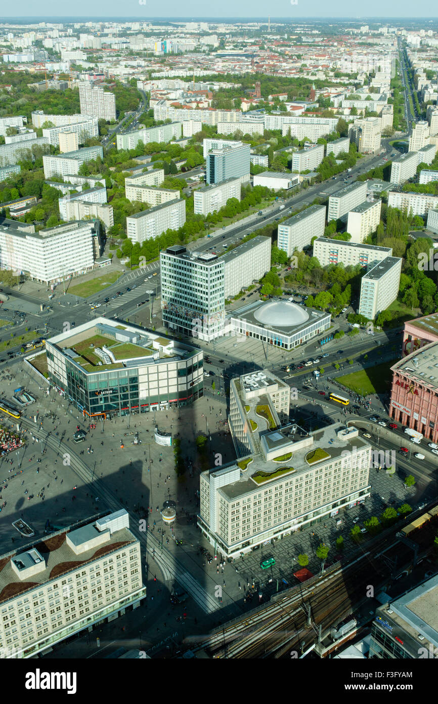 Vista di Berlino dalla parte superiore della Fernsehturm TV Tower affacciato sul centro di Alexa Foto Stock