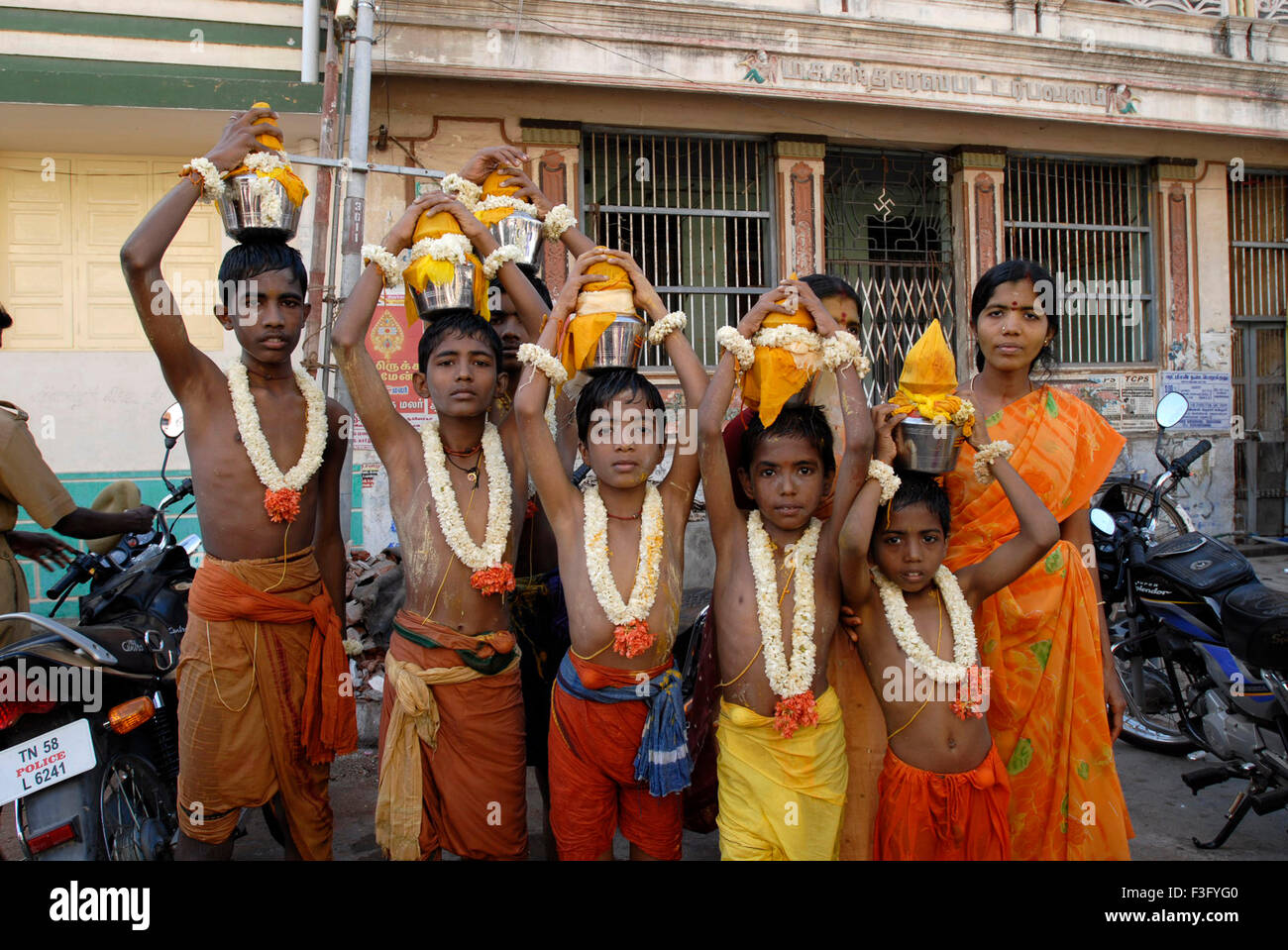 Bambini che portano il latte pentole sulla testa durante Vaikasi Visakam festival ; Tirupparankundram ; Tamil Nadu ; India Foto Stock