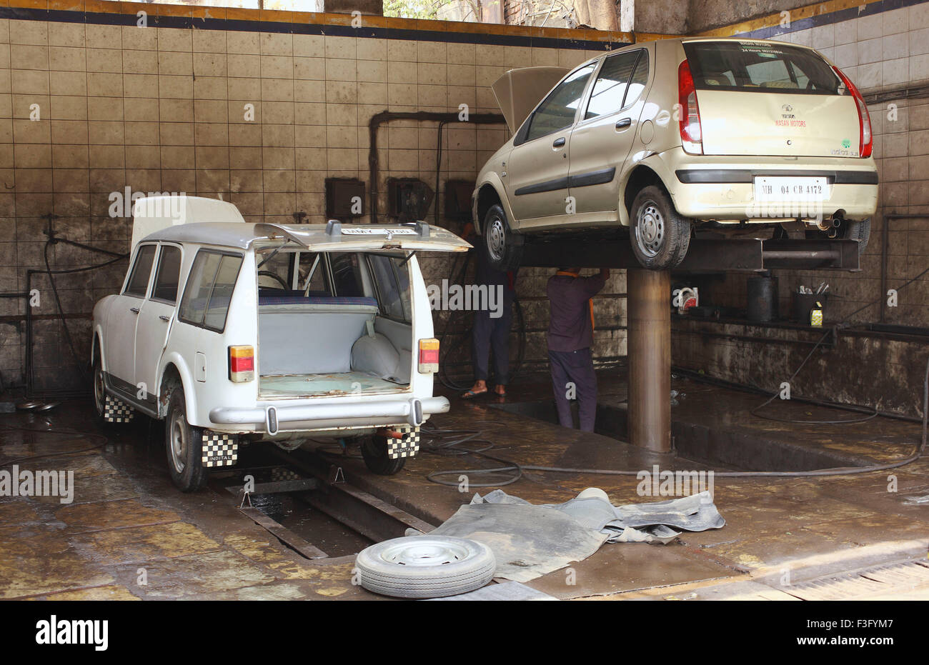 Vetture di essere serviti a pompa di benzina alla stazione di servizio Foto Stock