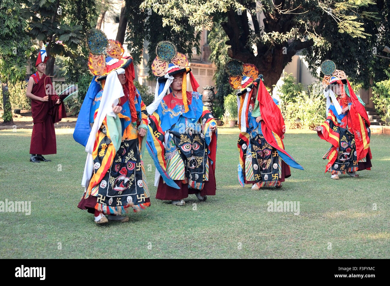 Danza tibetana, danza cham, monaci buddisti musicisti che suonano strumenti musicali, maschere ballerine, danza, India, Asia Foto Stock