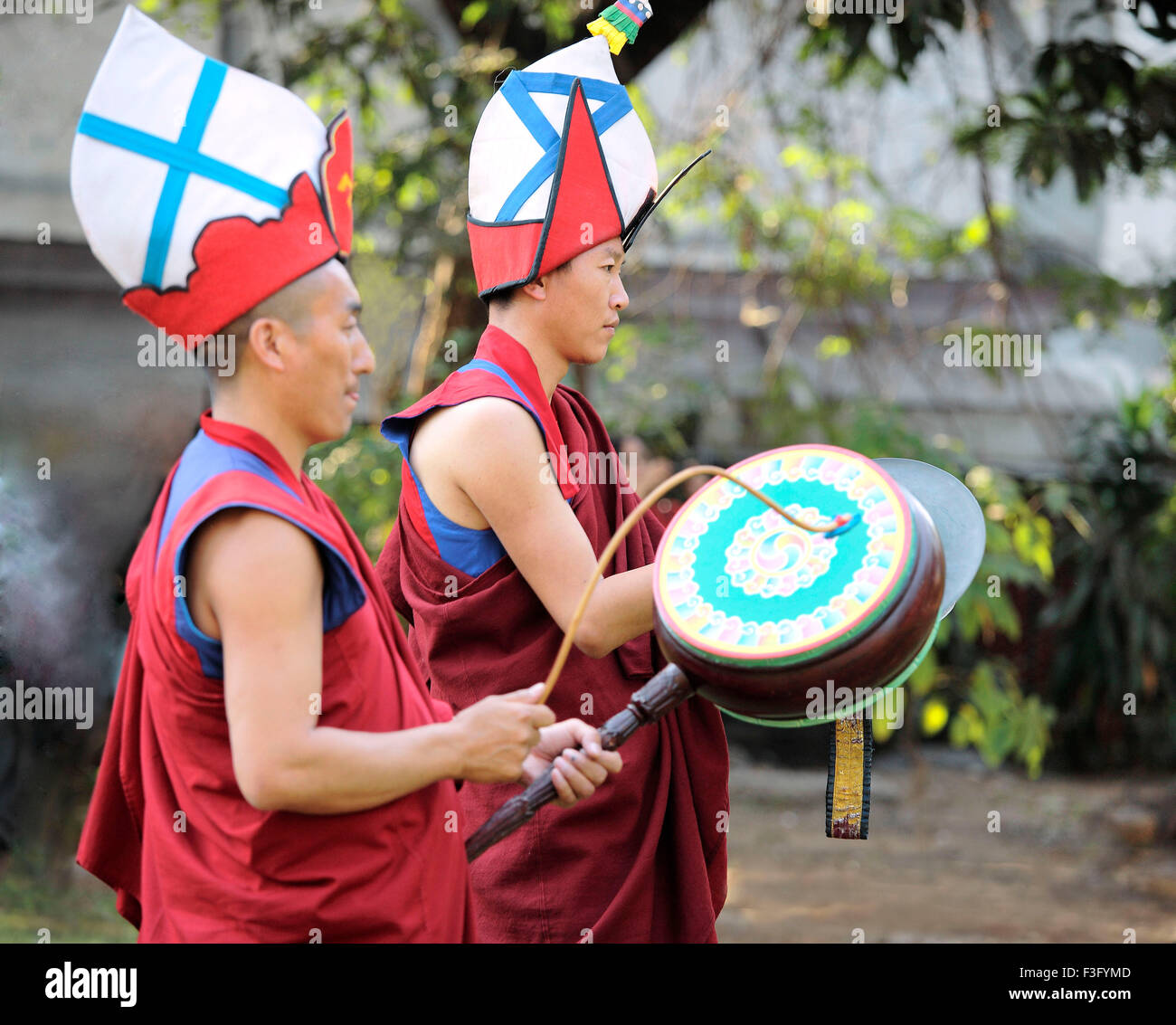 Danza tibetana, danza cham, monaci buddisti musicisti che suonano strumenti musicali, maschere ballerine, danza, India, Asia Foto Stock