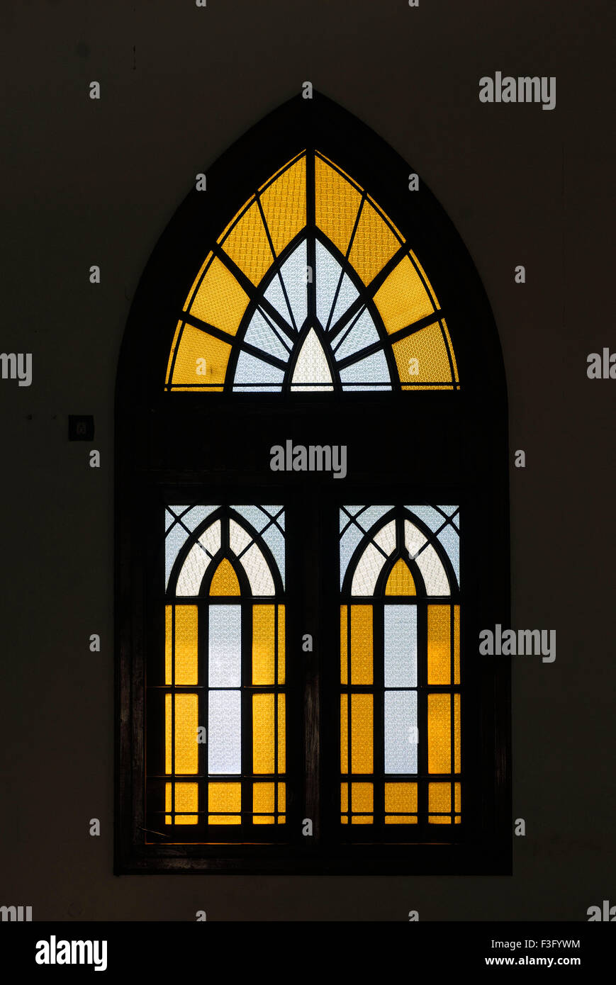 Finestra di vetro colorato nella chiesa di St. Michael in Kodungallur ; Kerala ; India Foto Stock