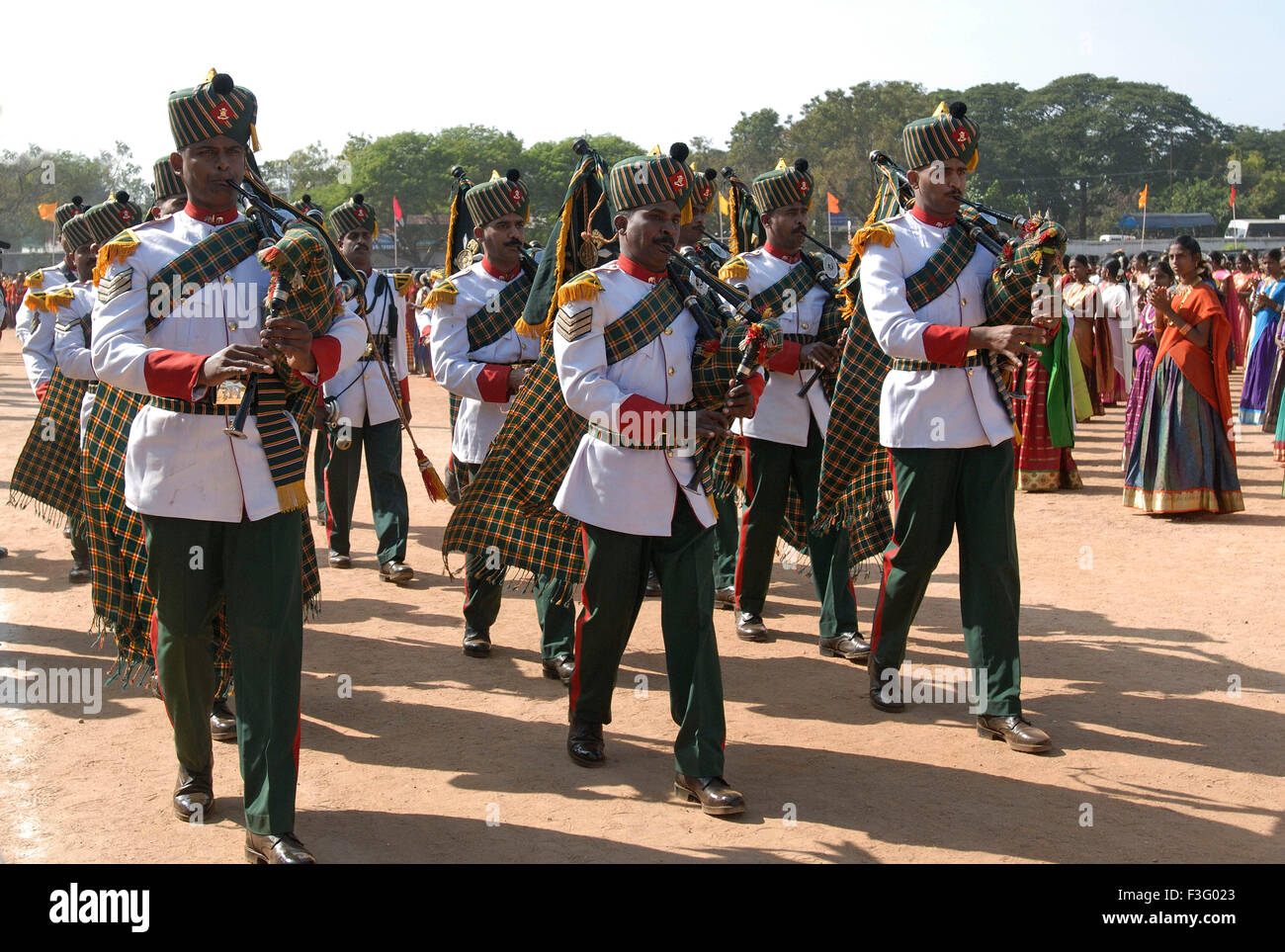 Mens band parade uomini che suonano musica strumento musicale cornamusa processione ; India ; Asia Foto Stock