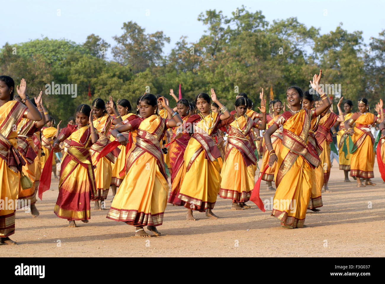 Donna di eseguire la tradizionale danza indiana sulla terra per occasioni speciali ; India Foto Stock