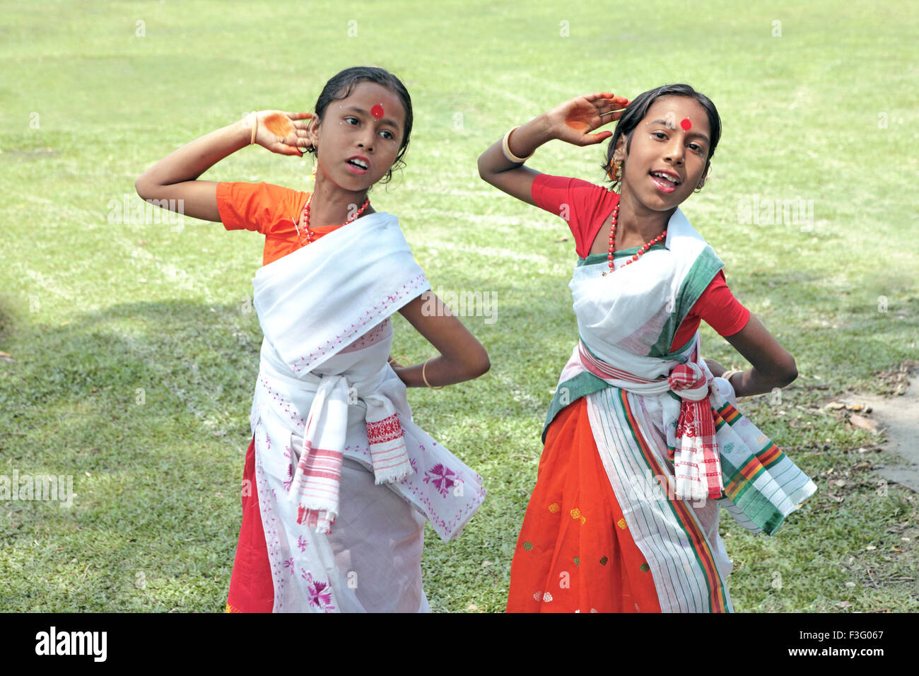 Le ragazze di eseguire la danza e celebrando Bihu festival (nuovo anno celebrazione) Assam ; India n. MR Foto Stock