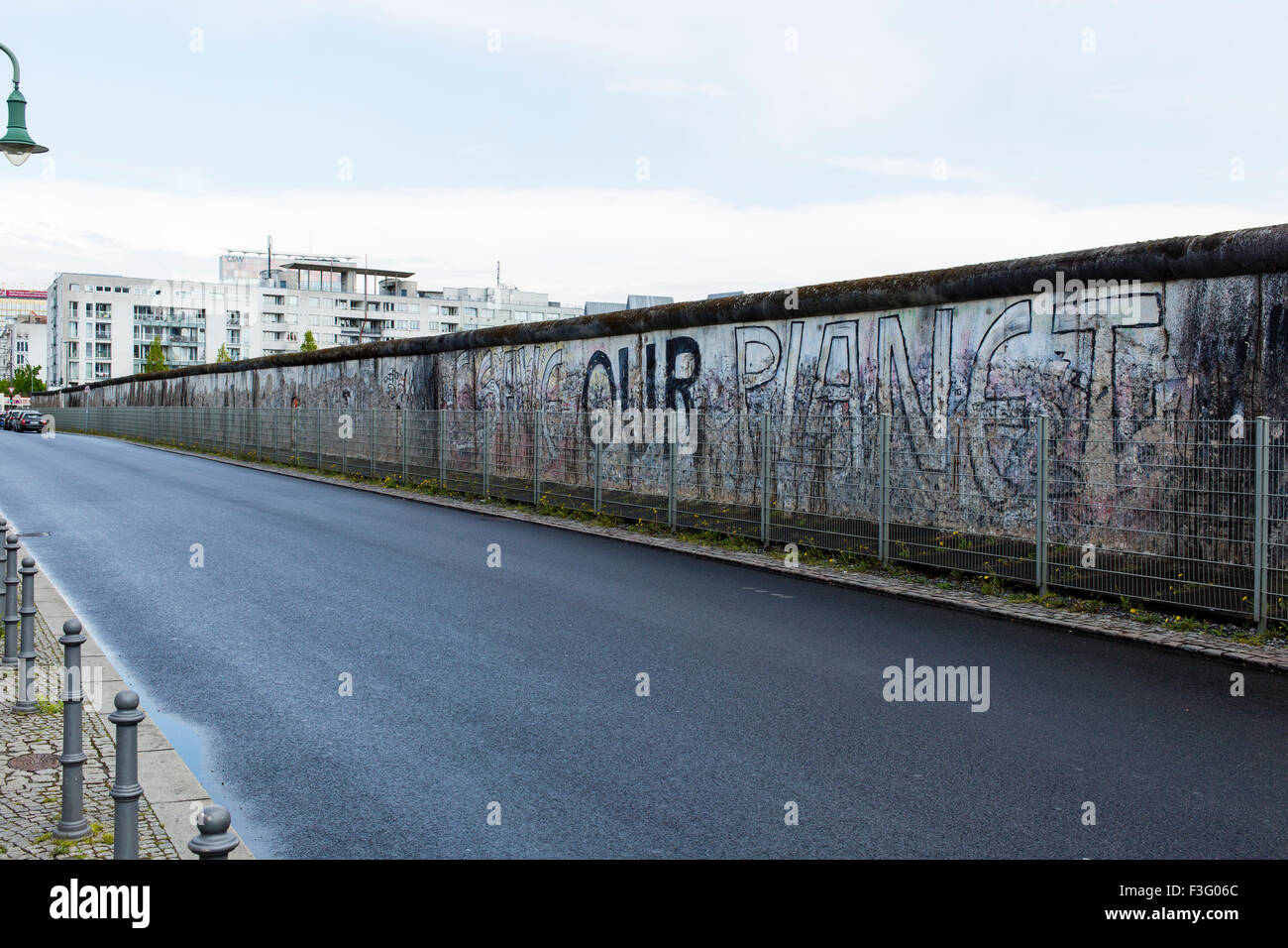 Originale e intatta la sezione del muro di Berlino si trova su Niederkirchnerstrasse, precedentemente Prinz-Albrecht-Strasse Foto Stock