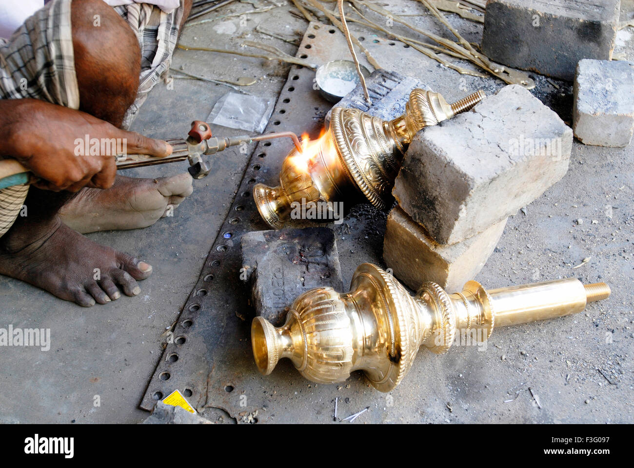 Ottone lampada olio rendendo a Nachiyarkovil nei pressi di Kumbakonam ; Tamil Nadu ; India Foto Stock