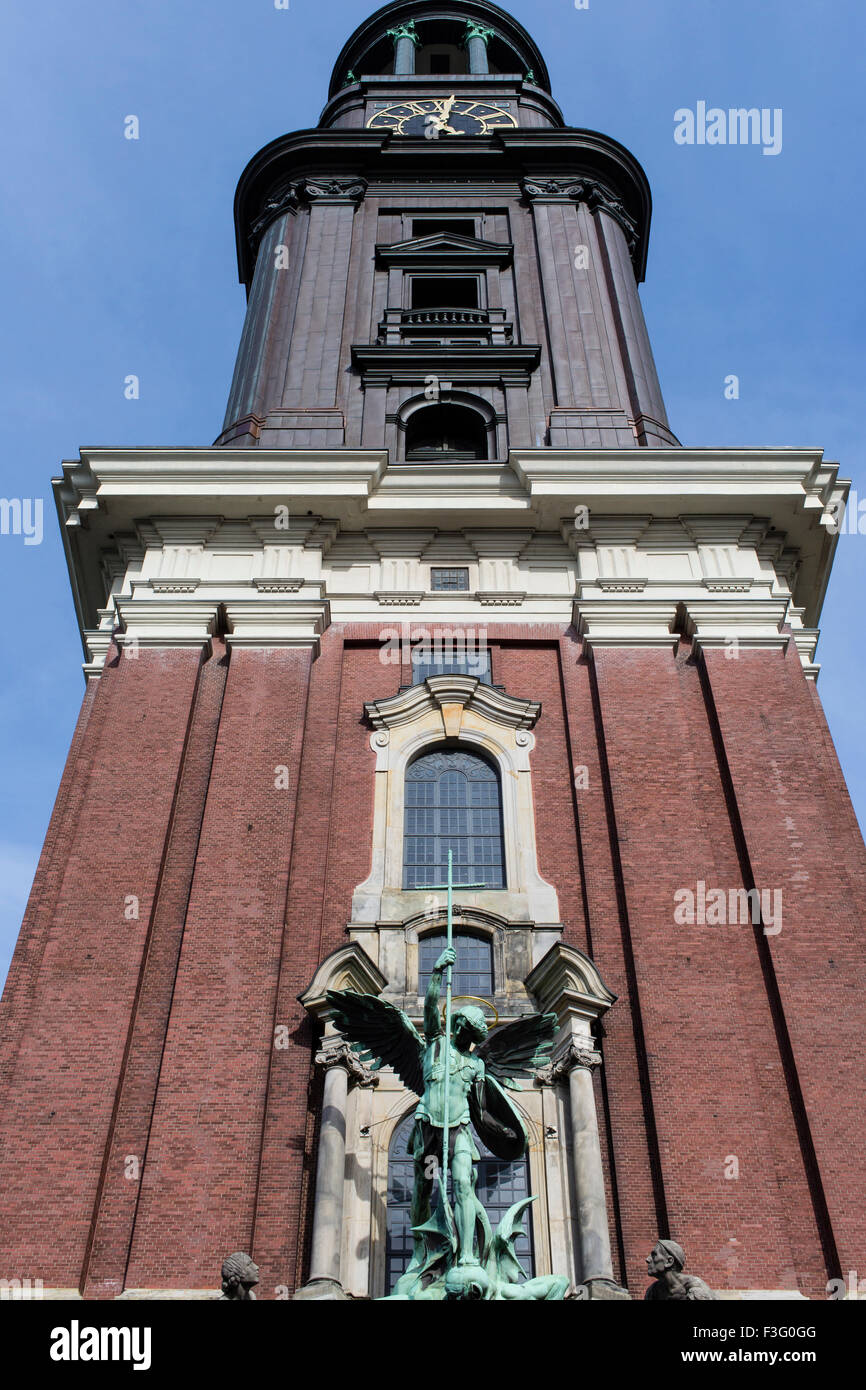 La torre e la scultura dettaglio della chiesa di San Michele di Amburgo Foto Stock