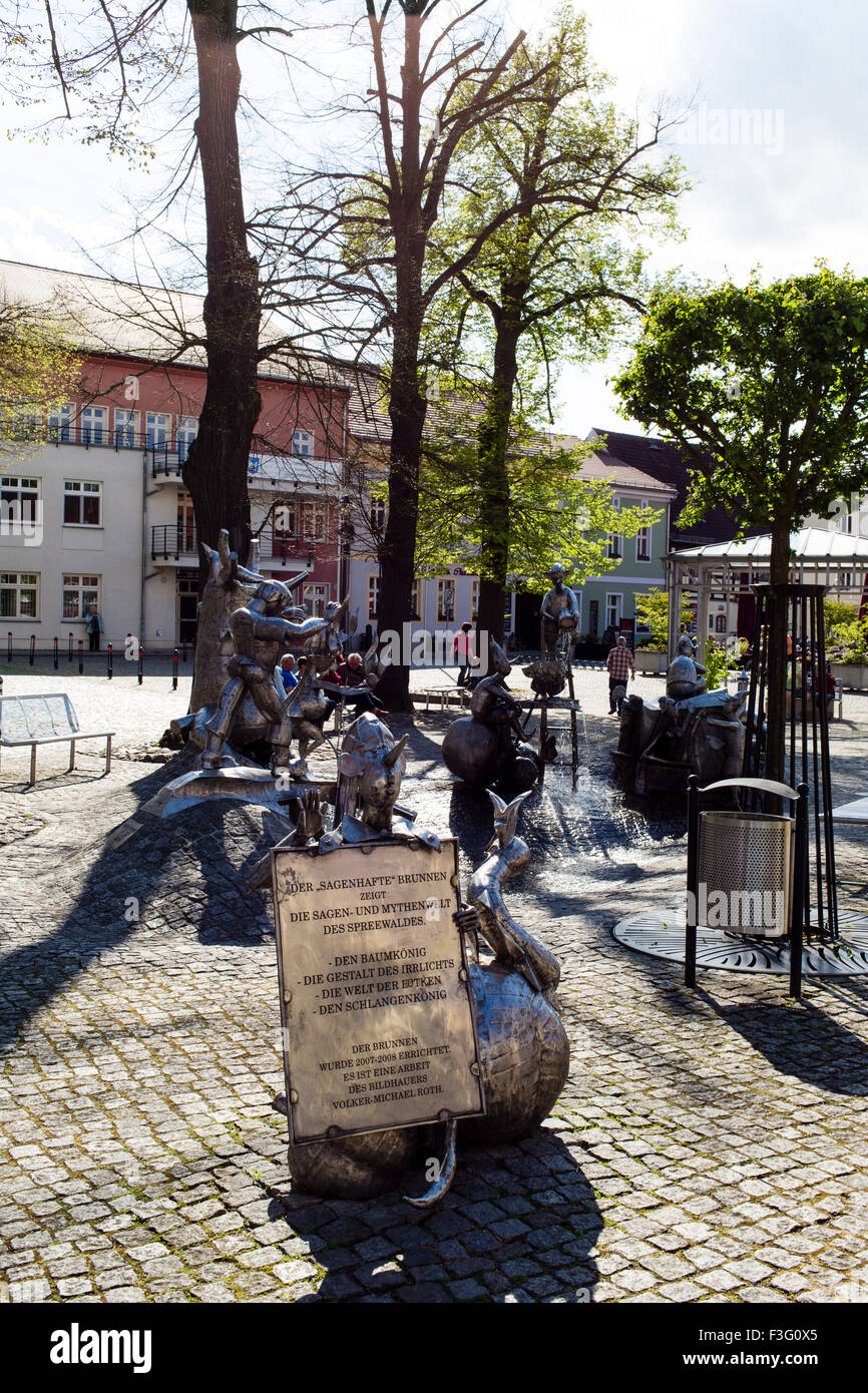 Bizzarre sculture in piazza della città di Lubbenau, la città principale della Spreewald area di Brandeburgo. Foto Stock