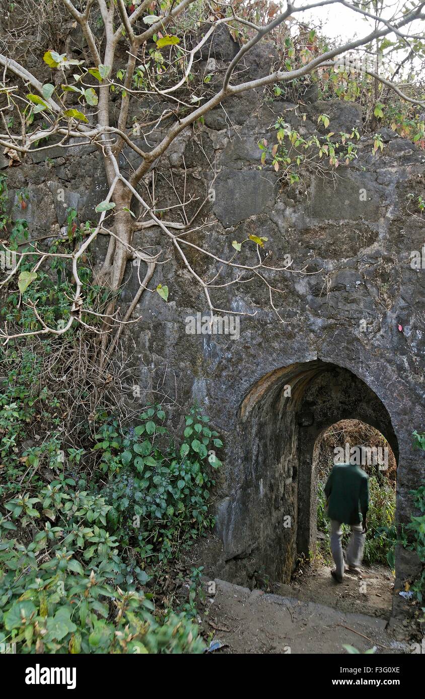 Apertura della porta attraverso uno dei Fort parete ; Sinhagadh ; Pune ; Maharashtra ; India Foto Stock