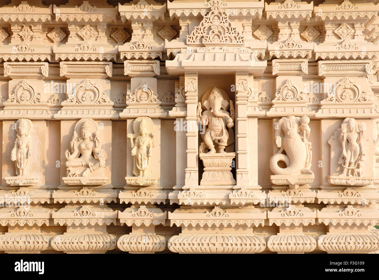 Gli idoli di Ganesh Sarswati Matsya Kanya scolpito sul tempio di Swaminarayan ; Bhavnagar ; Gujarat ; India Foto Stock