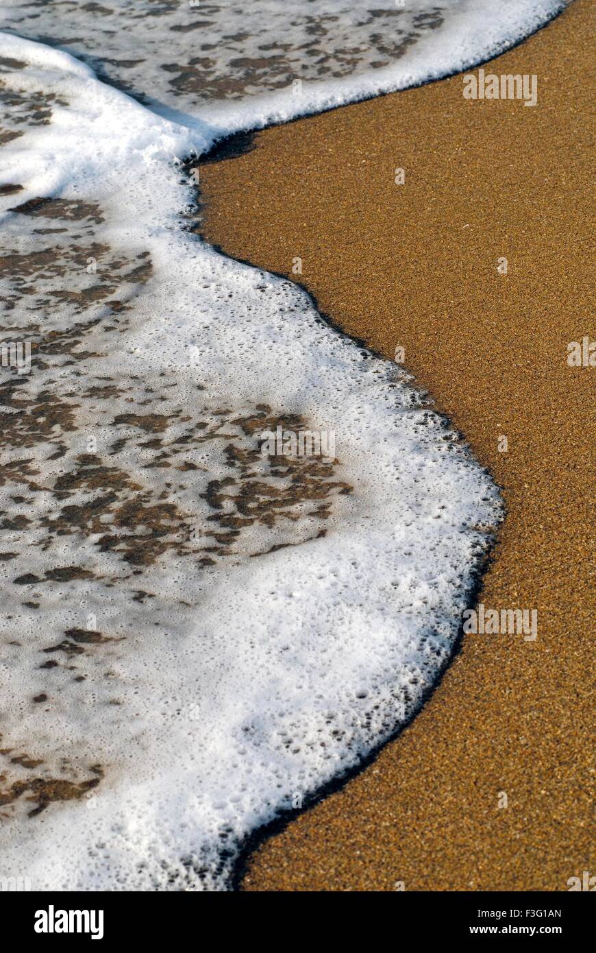 Spiaggia onde di mare ; Kerala ; India ; Asia Foto Stock