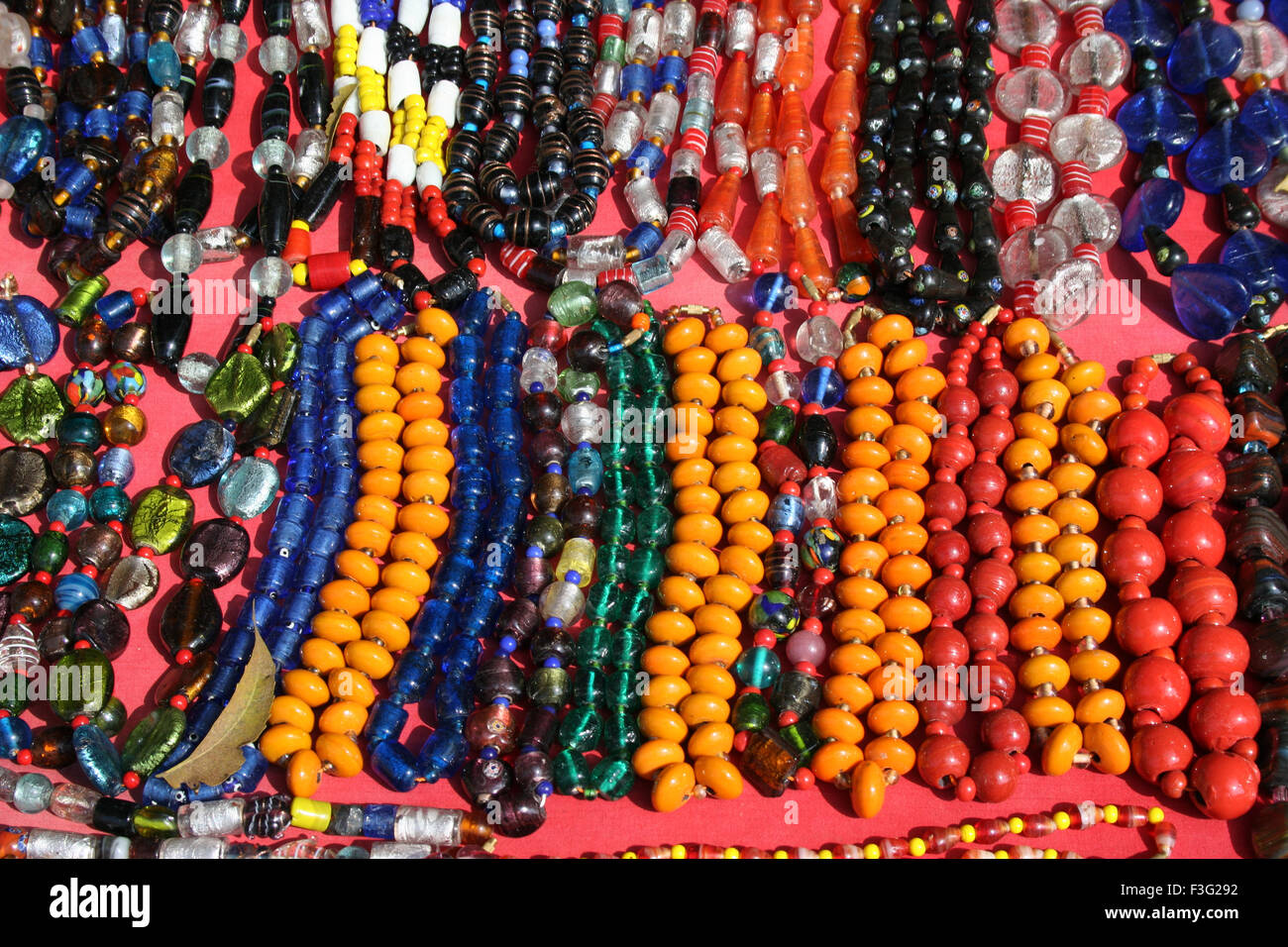 Collana con perle colorate ; Hampi ; Vijayanagara ; Karnataka ; India ; Asia Foto Stock