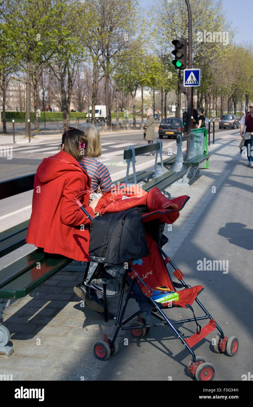 Donna con pRAM ; seduta su panchina ; Parigi ; Francia ; Europa Foto Stock