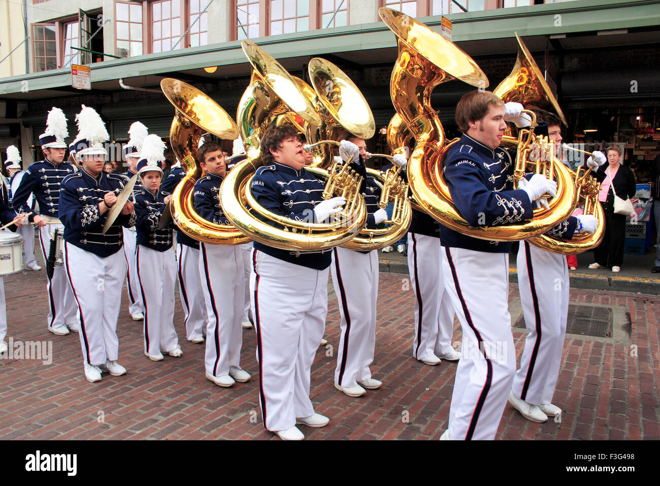 Music Parade su strada ; clacson suonare uno strumento in ottone ; ; Seattle Washington ; U.S.A. Stati Uniti d'America Foto Stock