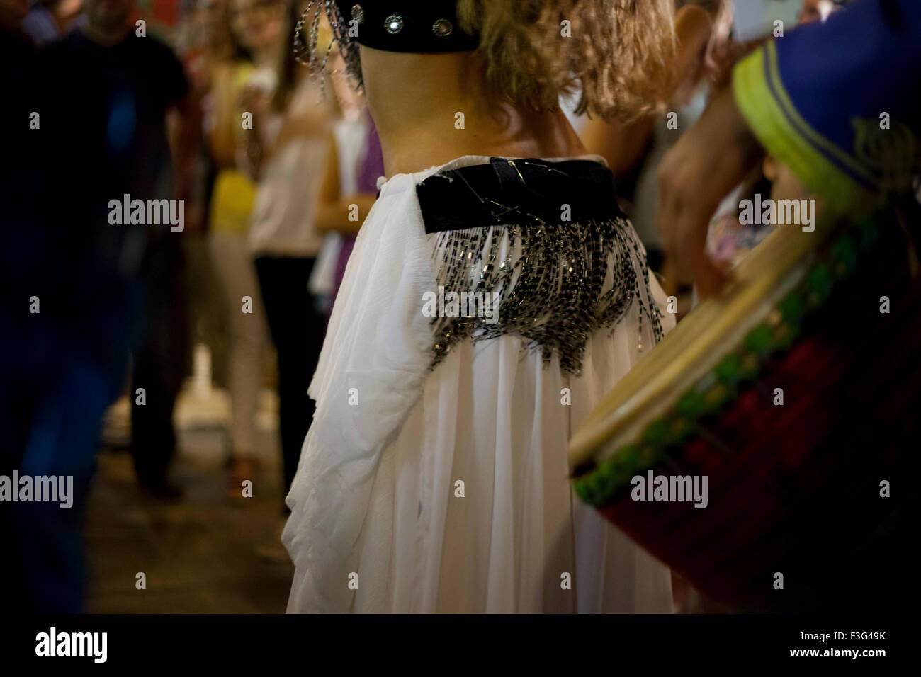 Una danzatrice del ventre dettaglio ballare con la musica araba street band presso il Festival Almossassa, Badajoz, Spagna Foto Stock