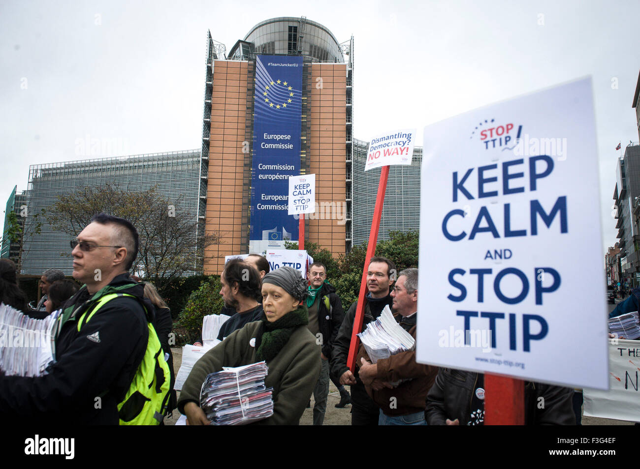 Protesta contro TTIP ( gli scambi e gli investimenti transatlantici Partnership ) nella parte anteriore della sede centrale della Commissione europea di Bruxelles in Belgio su 07.10.2015 una petizione firmata da tre milioni di persone contro le relazioni commerciali UE-USA deal è stato consegnato alla Commissione europea da Wiktor Dabkowski Foto Stock