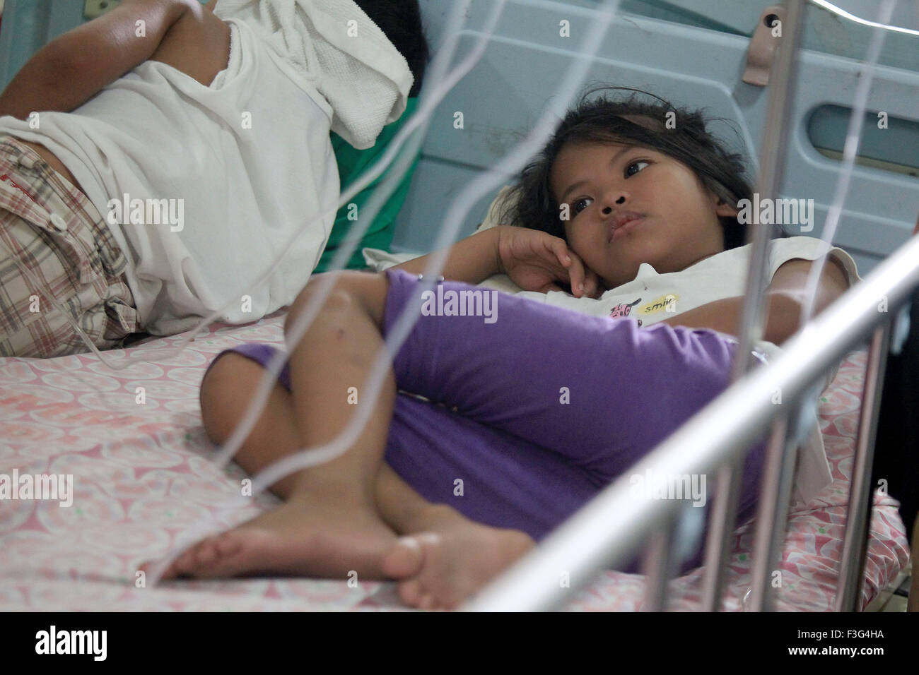 (151007) -- QUEZON CITY, il 7 ottobre 2015 (Xinhua) -- una ragazza colpita dalla malattia di dengue riposa in un reparto all'interno di un ospedale di Quezon City, Filippine, il 7 ottobre 2015. Il numero di casi di dengue nel paese è salito a 92,807 e 269 dengue i decessi sono stati registrati in tutto il paese dal 1 gennaio al 19 settembre, secondo l'Ufficio di Epidemiologia del reparto filippino di salute. (Xinhua/Rouelle Umali) (zjy) Foto Stock