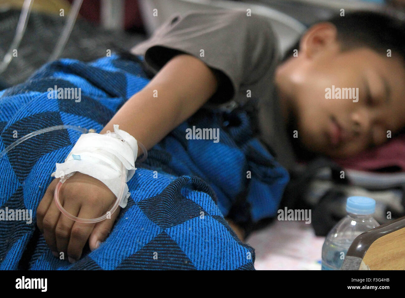 (151007) -- QUEZON CITY, il 7 ottobre 2015 (Xinhua) -- Un ragazzo colpiti da malattia di dengue dorme in un letto all'interno di un ospedale di Quezon City, Filippine, il 7 ottobre 2015. Il numero di casi di dengue nel paese è salito a 92,807 e 269 dengue i decessi sono stati registrati in tutto il paese dal 1 gennaio al 19 settembre, secondo l'Ufficio di Epidemiologia del reparto filippino di salute. (Xinhua/Rouelle Umali) (zjy) Foto Stock