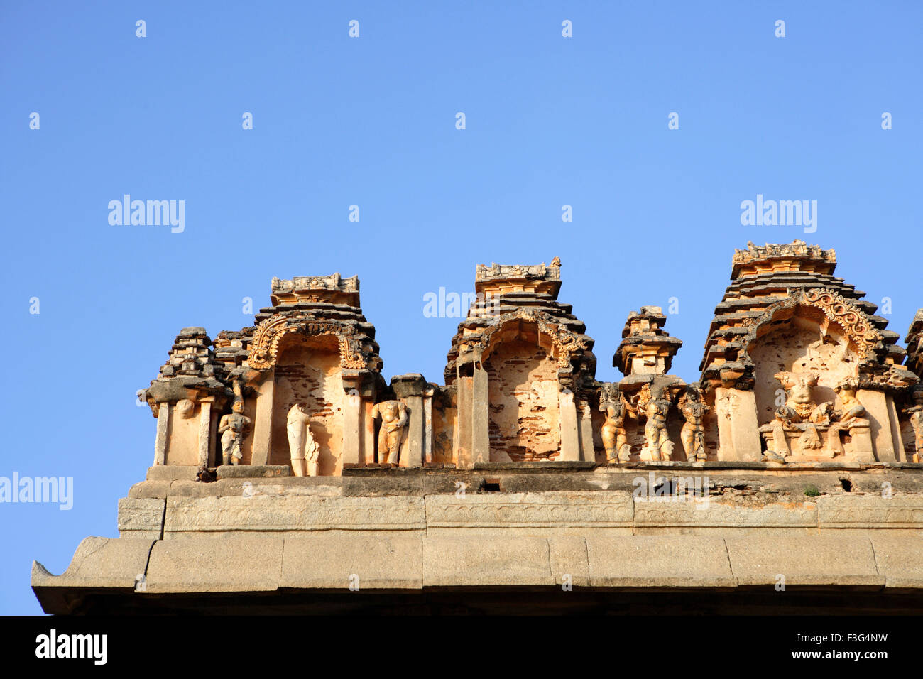 Top intagliato Raghunatha Temple Malyavanta hill Hampi Vijayanagar 1336 1726 A D Deccan plateau Hospet Bellary Karnataka Foto Stock