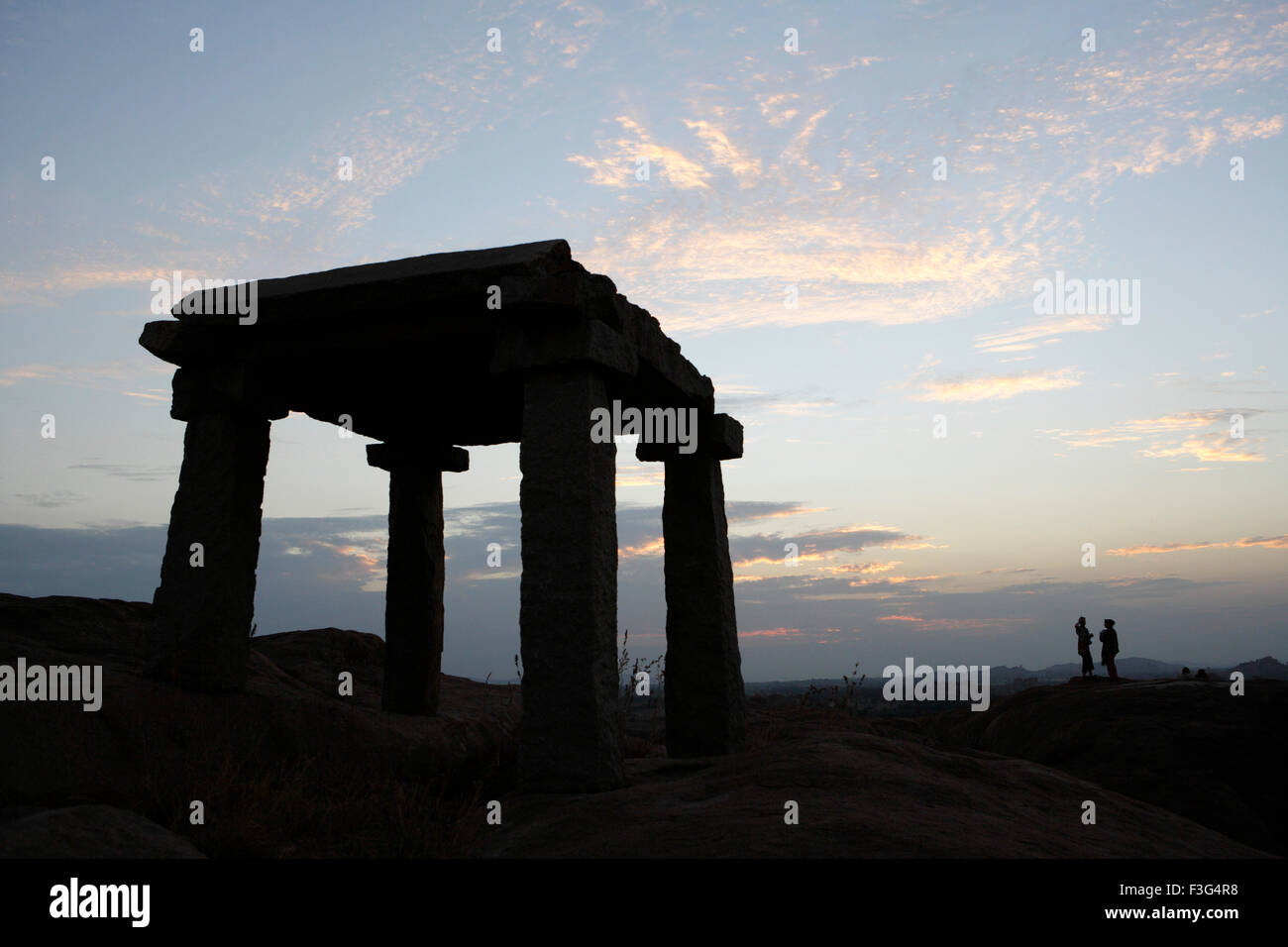 Tramonto al Colle Malyavanta ; Hampi ; Vijayanagara ; costruita tra il 1336 1726 A.D Bellary ; Karnataka Foto Stock